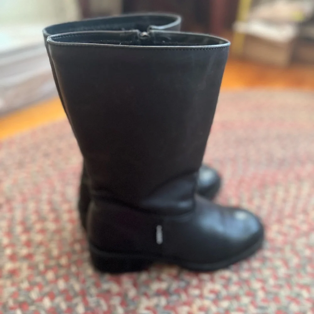 BLONDO Black Leather Boot